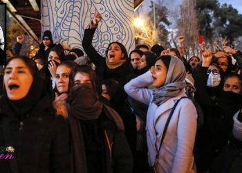 زنان جلودار شعار مرگ بر خامنه ای در جریان گرامیداشت استاد شجریان