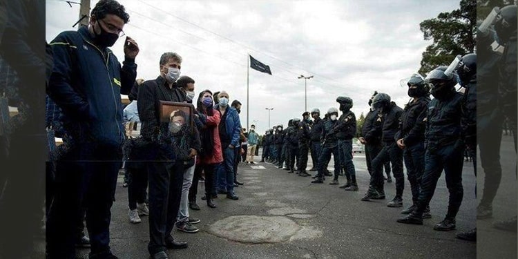 زنان جلودار شعار مرگ بر خامنه ای در جریان گرامیداشت استاد شجریان