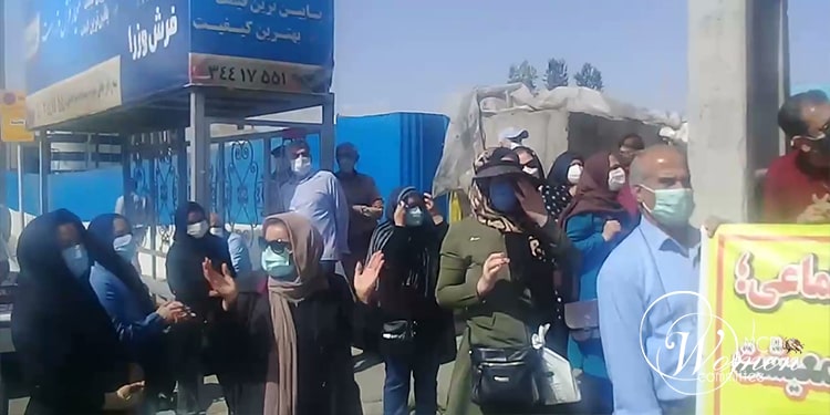 در تهران، مستمری بگیران و بازنشستگان ایران که تعداد زیادی از زنان در میان آنها به چشم می خوردند