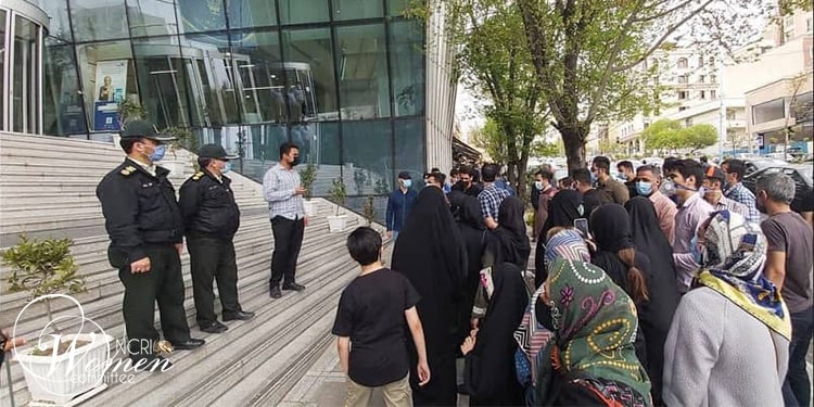 در اکثر شهرها، مأمورین انتظامی معترضین را محاصره کرده و اجازه نمی دادند کسی به آنها بپیوندد