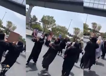 مادران شهیدان قیام آبان ۹۸ در میدان آزادی در همبستگی با خوزستان دست به راهپیمایی زدند