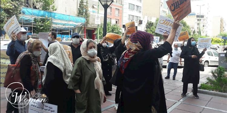 اعتراضات پزشکان در تهران و ۷شهر دیگر علیه شرایط طاقت فرسای کاری