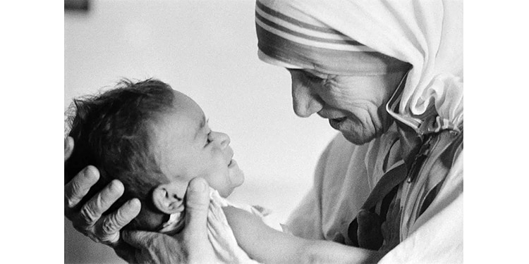 مادر ترزا؛ قدیسه زاغه‌ها و نماد جهانی شفقت