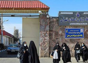 زندانیان سیاسی زندان قرچک با آب سرد استحمام می کنند