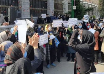 تظاهرات سراسری معلمان با شعار تا پیروزی می ایستیم وارد دومین روز خود شد
