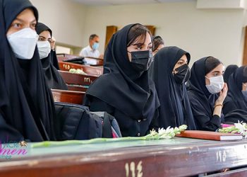 بازگشایی حضوری دانشگاه همراه با فشار بر دختران دانشجو برای پوشیدن مقنعه