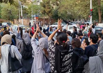 به نیروهای مسلح دستور داده شد تا بی‌رحمانه با معترضان ایران مقابله کنند