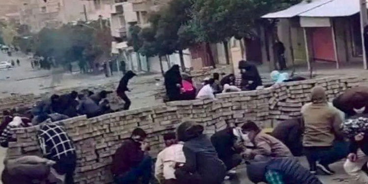 مقاومت شجاعانه شهروندان کرد در مقابل حمله نظامی سپاه به شهرهای غرب ایران