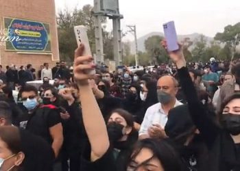 راهپیمایی هزاران تن از مردم برای گرامیداشت شهیدان در ۴۹مین روز قیام ایران