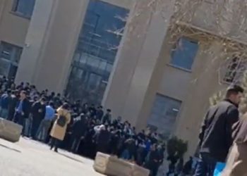 دانشجویان دانشگاه تهران در اعتراض به مجازی شدن کلاس ها دست به اعتراض می زنند