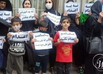 خانواده‌های زندانیان محکوم به اعدام روز دوشنبه ۲۵ اردیبهشت ۱۴۰۲ در یک نمایش قدرتمند از نارضایتی در مقابل ساختمان قضاییه رژیم در خیابان کشاورز تهران تجمع کردند.