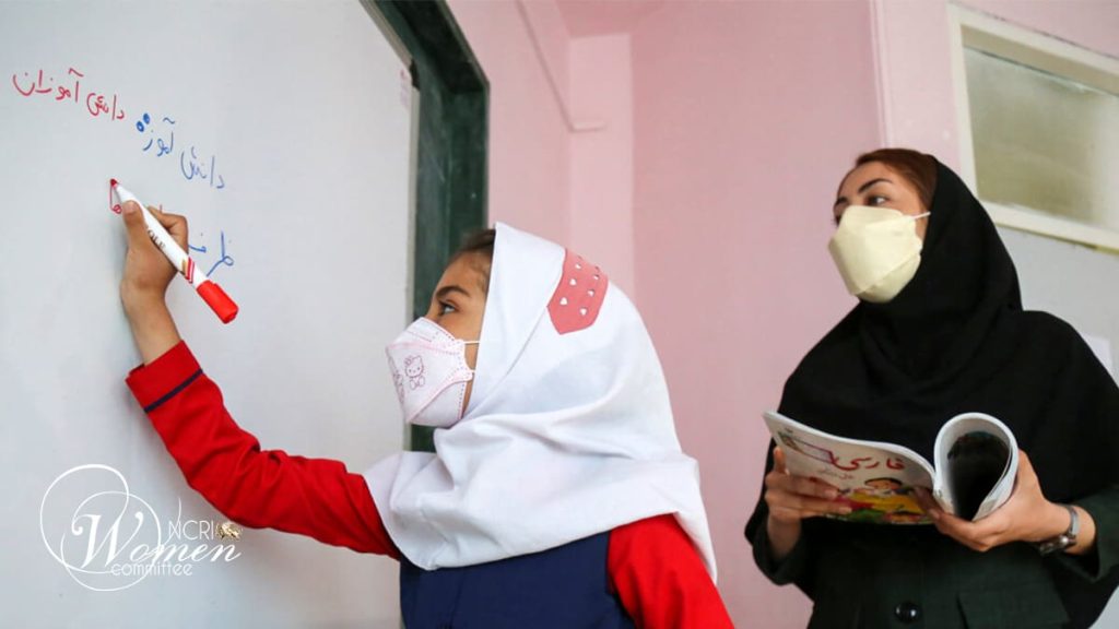 روز جهانی معلم: نگاهی به وضعیت زنان معلم در ایران