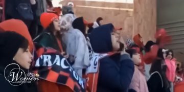 دختران تماشاگر در استادیوم سهند تبریز: آذربایجان شرف دی، پهلوی بی شرف دی