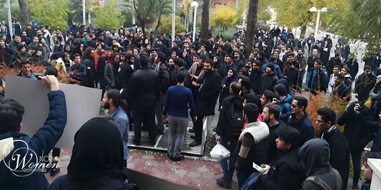 دانشجویان در دانشگاه‌ها اعتراض کردند و با بسیجی ها درگیر شدند