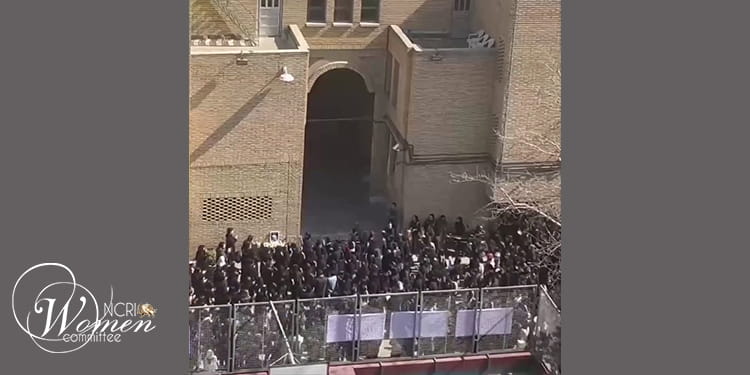 ادامه اعتراضات دانشجویان در دانشگاههای ایران؛ لگدمال کردن عکس خامنه‌ای در دانشگاه خواجه نصیر