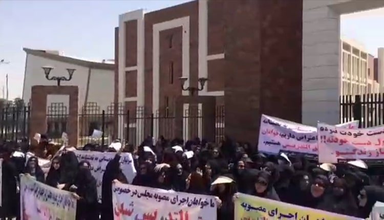 Un grand groupe d'enseignants du préscolaire de la province de Khouzistan