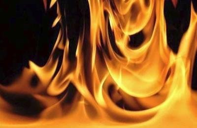 Iran : Une femme se met le feu à Boroujerd