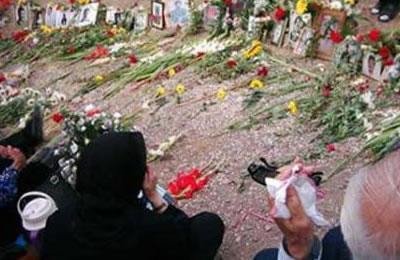 Iran : bel acte de solidarité de mères courage au cimetière de Khavaran