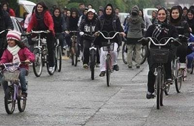 Iran : Des jeunes femmes en vélo arrêtées