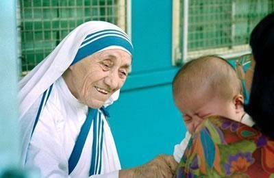 Le Pape canonise Mère Teresa comme un symbole de la miséricorde
