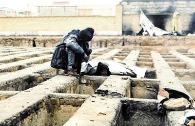 Une femme vit dans une tombe avec ses trois fils en Iran