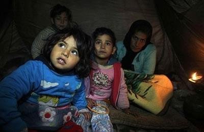 Iran: Des femmes et enfants vivant dans sous des tentes dans le froid de l’hiver