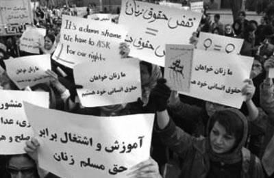 Rohani reconnait que les femmes sont exclues du marché du travail en Iran