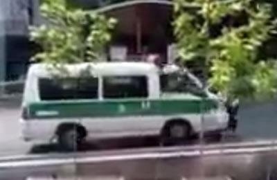 Une voiture de police tente d’écraser une jeune femme en Iran