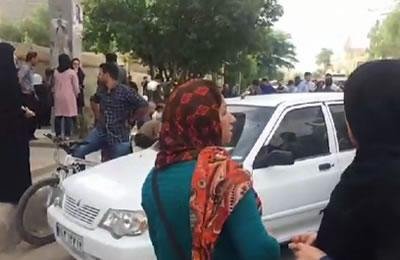 Iran: Des manifestantes bloquent une route à Ahwaz