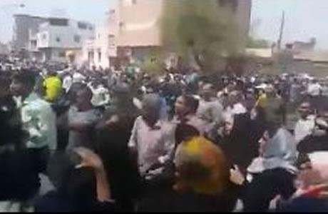 Iran: les femmes participent activement à une manifestation à Dezfoul
