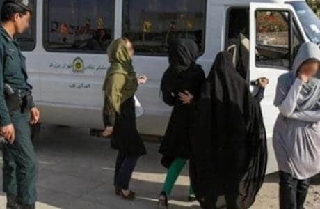 Les patrouilles du vice harcèlent les femmes dans les lieux publics en Iran