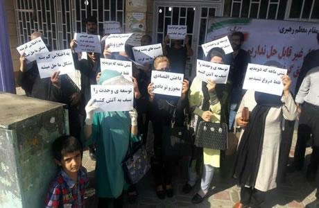 Iran : Des femmes et des hommes spoliés par les banques manifestent à Gatchsaran
