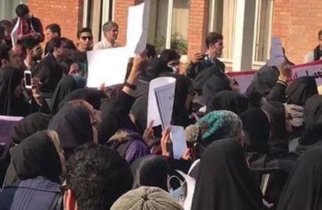 Iran : les étudiants de la faculté Melli de Téhéran manifestent