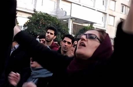 Des femmes en première ligne des manifestations à travers l’Iran