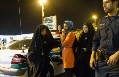 Iran: 35 femmes et hommes arrêtés lors d’une fête privée à Varamine