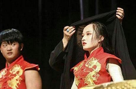 Iran: La sécurité monte sur scène pour couvrir la tête d’une musicienne chinoise
