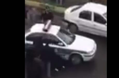 Iran : Un véhicule de police renverse une manifestante