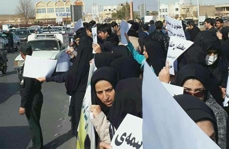 Iran : Les femmes manifestent à Yazd et à Racht