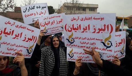 Iran : des épargnants spoliés manifestent à Téhéran devant le parlement