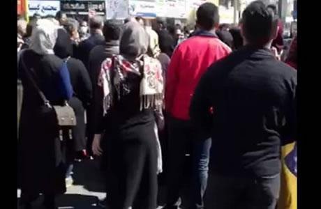 Iran : Des épargnantes spoliées défilent à Téhéran