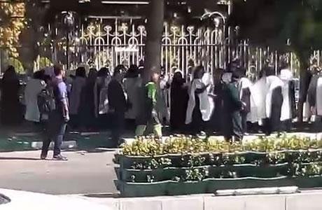 Iran : revêtues de linceuls, des épargnantes spoliées manifestent à Machad