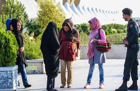 Iran : Le ministre de l’Intérieur demande encore de sévir contre les mal-voilées