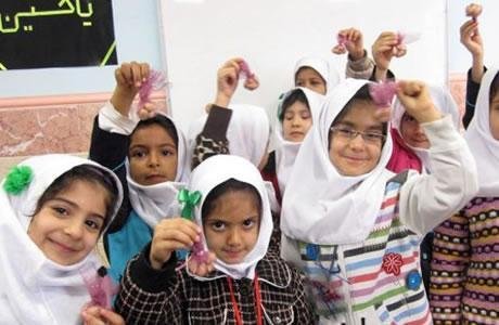 Iran : une écolière se fait couper les mèches qui dépassent de son voile à l’école