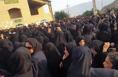 Présence massive des femmes aux funérailles des martyrs de Kazeroun