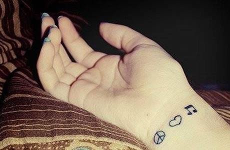 Deux femmes arrêtées à Machad en Iran pour un stage de tatouage