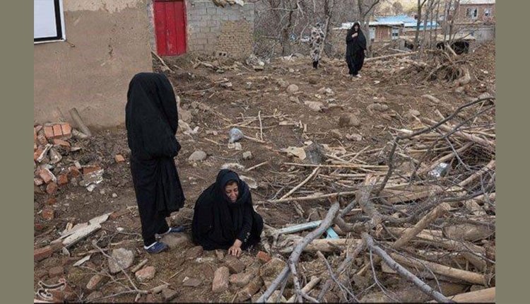 A Pol-Dokhtar en Iran, deux corps de femmes retrouvés dans la boue après la décrue