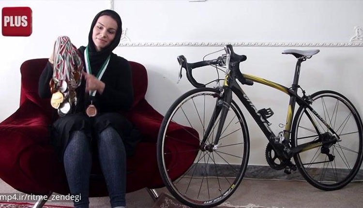 Atoussa Abbasi championne cycliste est vendeuse ambulante en Iran