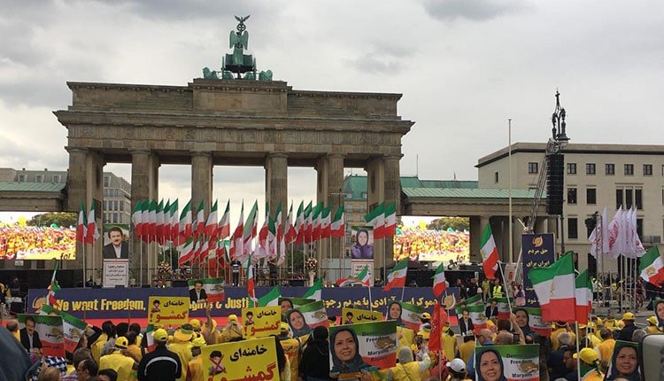 Des milliers de femmes iraniennes participent à la marche pour un Iran libre à Berlin