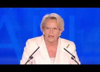 Michèle Alliot-Marie au rassemblement pour un Iran libre à Achraf 3