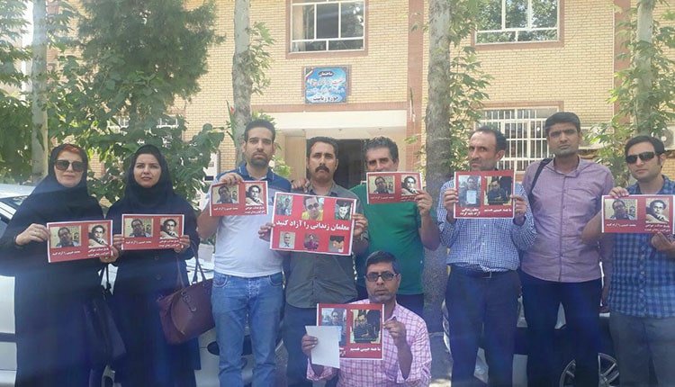 Un groupe d'activistes civils, dont un certain nombre de militantes